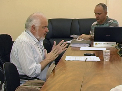 Ex-secretário de desenvolvimento e meio ambiente de Guaxupé responde aos questionamentos da Comissão Especial de Inquérito, na Câmara Municipal. (foto: Reprodução / TV Sul)