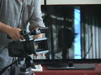 Jovens participam de oficina de direção e Câmera no núcleo de audiovisual. (foto: Reprodução / TV Sul)