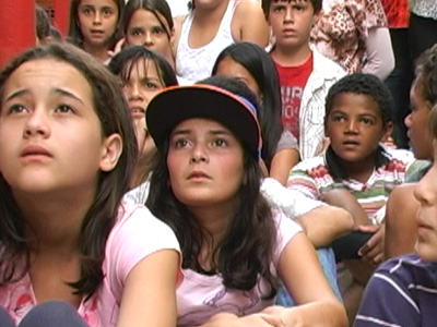 Alunos de duas escolas de Monte Belo fazem apresentação no instituto Elias José do projeto Ler Elias. (foto: Reprodução / TV Sul)