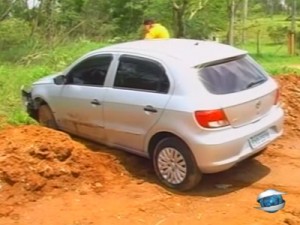 Um dos veículos colidiu em um barraco próximo à Muzambinho, o motorista conseguiu fugir. (foto: Reprodução / TV Sul)