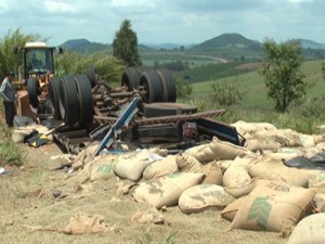 Motorista ficou cerca de uma hora preso às ferragens. (Reprodução / TV Sul)