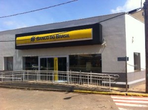 Acessos a agência do Banco do Brasil estão todos impedidos aguardando equipe do Gate para desarmar explosivos. (foto: João Paulo Silva / TV Sul)