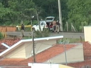 Equipe da TV Sul flagrou o momento em que o suspeito foi detido e levado ao HPS. (foto: Reprodução / TV Sul)