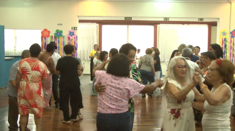 Secretaria de Assistência Social realiza Tarde Dançante para idosos no CRAS
