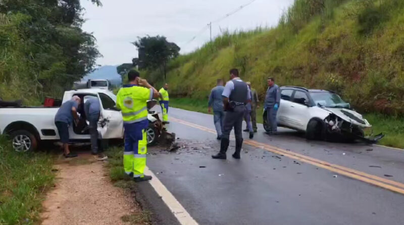 Colisão frontal deixa quatro feridos na estrada São José / Tapiratiba