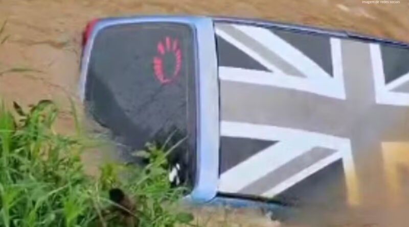 Mulher é encontrada morta dentro de carro submerso; polícia analisa se houve crime