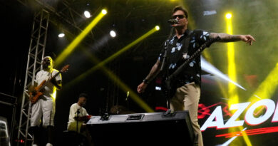 Azorra leva público à loucura com show contagiante no Carnaval de Guaxupé