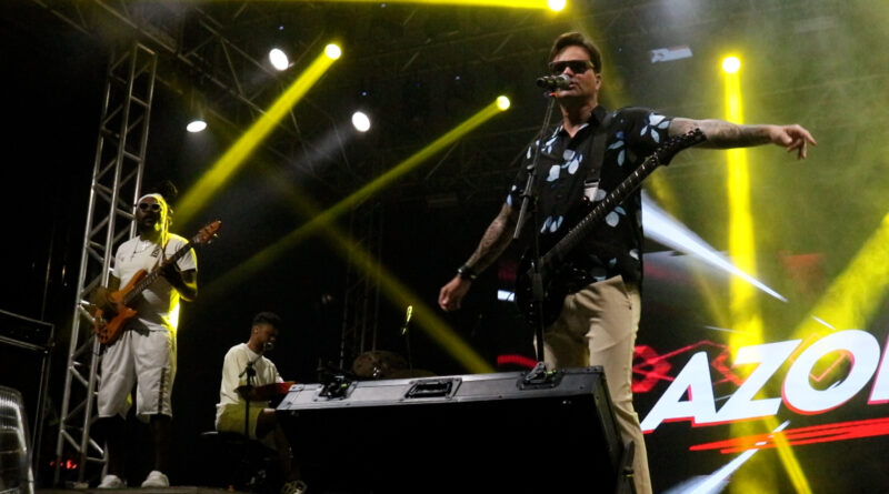 Azorra leva público à loucura com show contagiante no Carnaval de Guaxupé