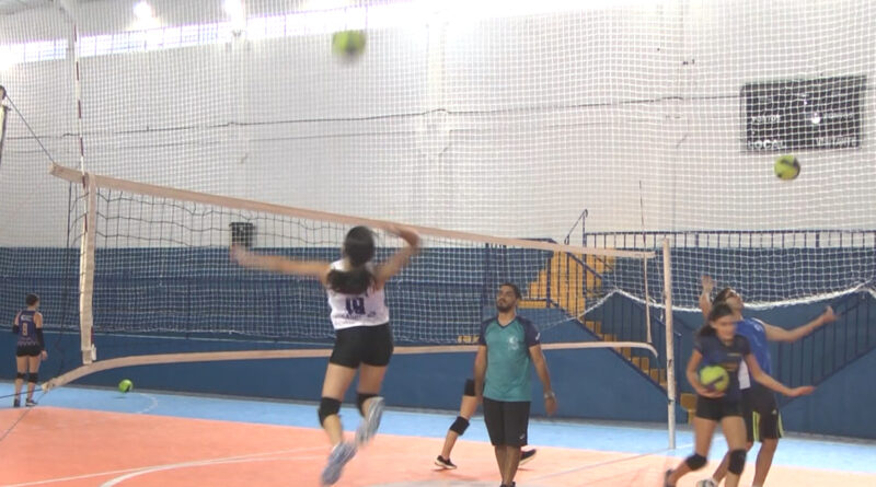 Guaxupé Country Club amplia vagas para iniciantes de Voleibol masculino