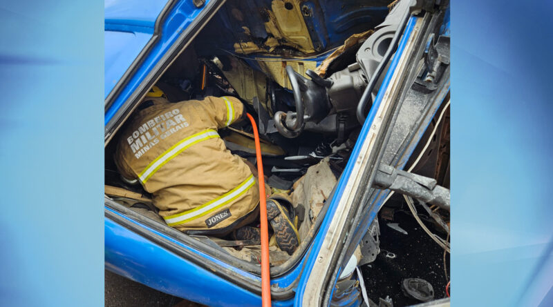 Capotamento de caminhão na Fernão Dias