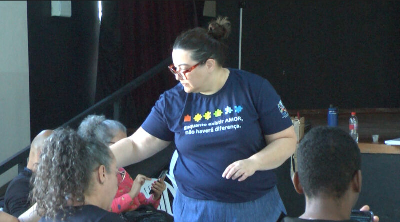 Escolas de Guaxupé recebem treinamento para gestão de crises em alunos neurodivergentes