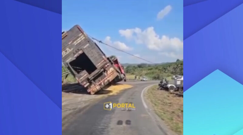Caminhão quase tomba novamente durante retirada após acidente no Sul de Minas