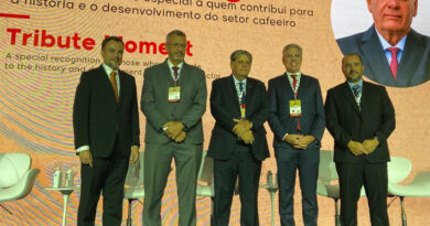 Presidente da Cooxupé é homenageado em seminário internacional do café