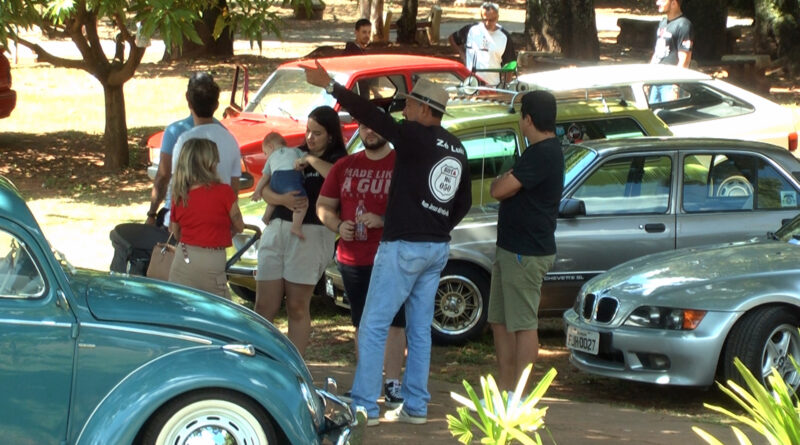 Rock e Ferrugem reúne carros antigos, rock e ação social em Guaxupé