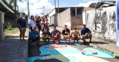 Moradores do bairro Colméia entram no clima da Copa e pintam ruas em Guaxupé