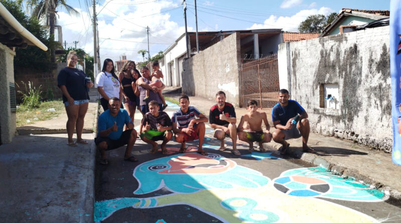Moradores do bairro Colméia entram no clima da Copa e pintam ruas em Guaxupé