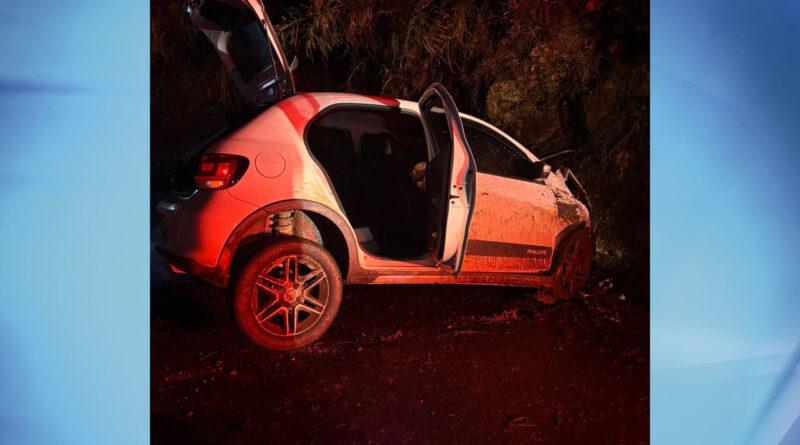 Condutor bate veículo em barranco ao tentar desviar de animal na MGC-491, entre Juruaia e Muzambinho