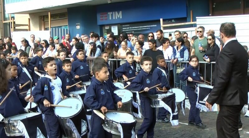 Desfile cívico reúne estudantes e comunidade nas comemorações dos 114 anos de Guaxupé
