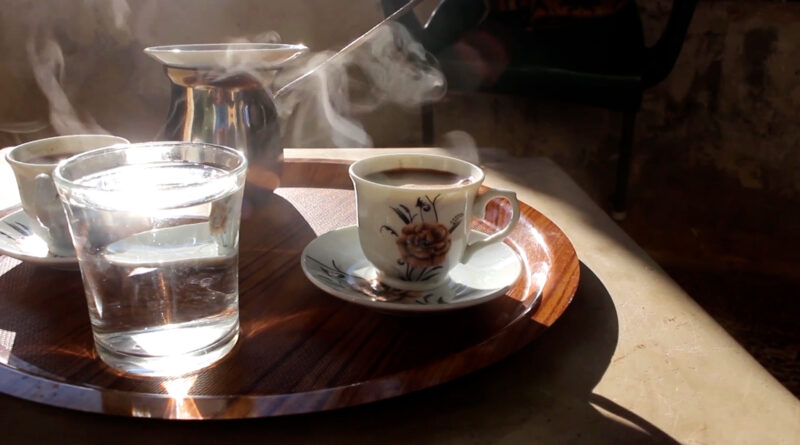 Café pode trazer benefícios à saúde quando consumido com moderação