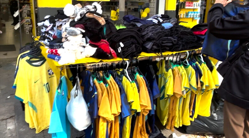 Eliminação do Brasil deixa produtos da Copa encalhados