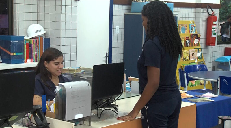 Adolescente tiram titulo para votar em 2026