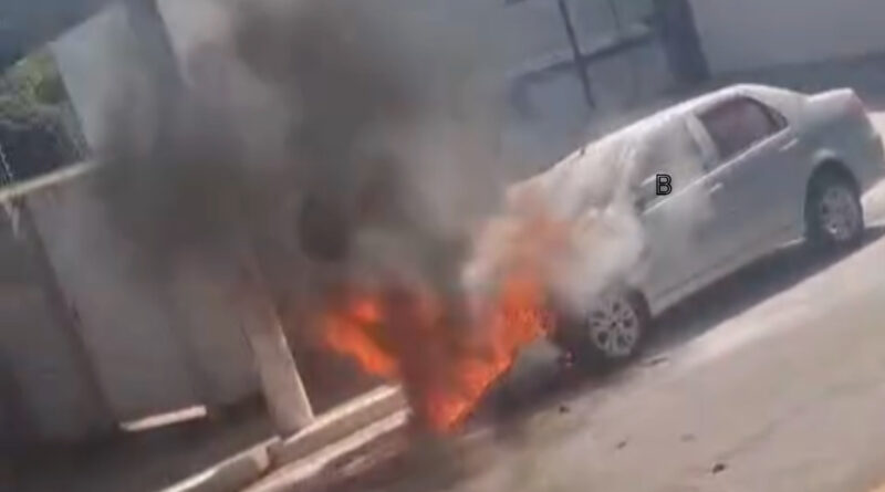 Carro pega fogo na região central de Guaxupé
