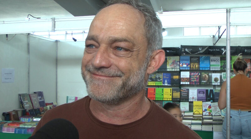 Ator guaxupeano Eucir de Souza prestigia a 13ª FLIG Minas