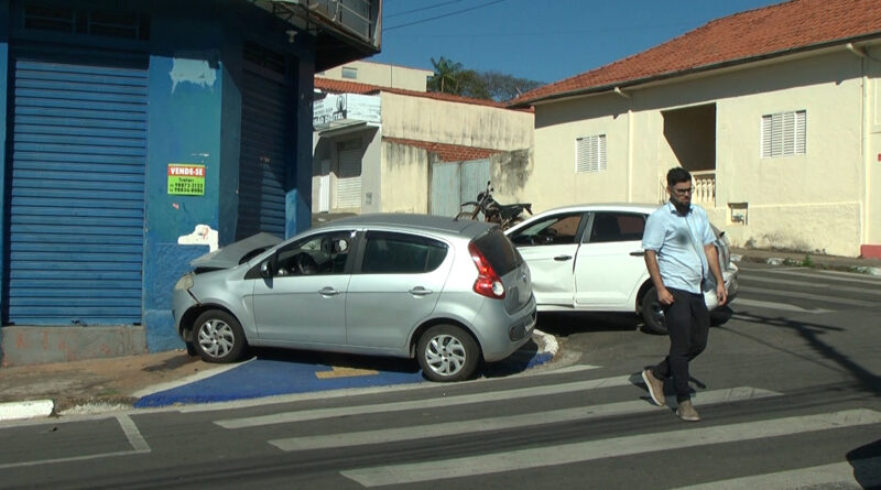 Acidente no cruzamento da R. Salesianos com a Dr. Joaquim Libânio registra segunda ocorrência