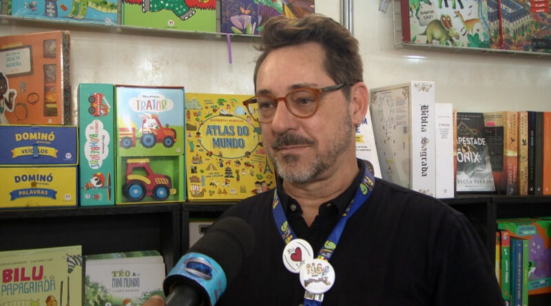 Rodrigo Calistro apresenta contos durante a FLIG Minas
