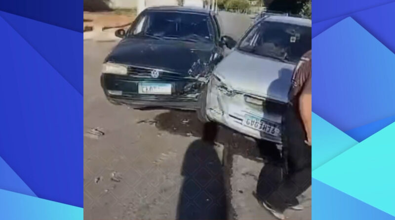 Conversão à esquerda provoca acidente e deixa motorista ferido em Guaxupé