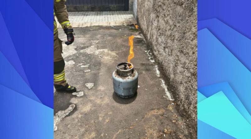 Vazamento de gás provoca incêndio e destrói micro-ondas em residência de Guaxupé